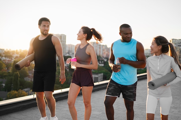 Zijaanzichtmensen die samen trainen
