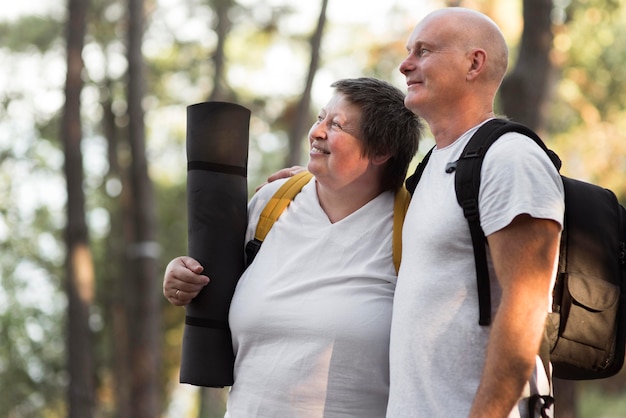 Zijaanzichtpaar met yogamat