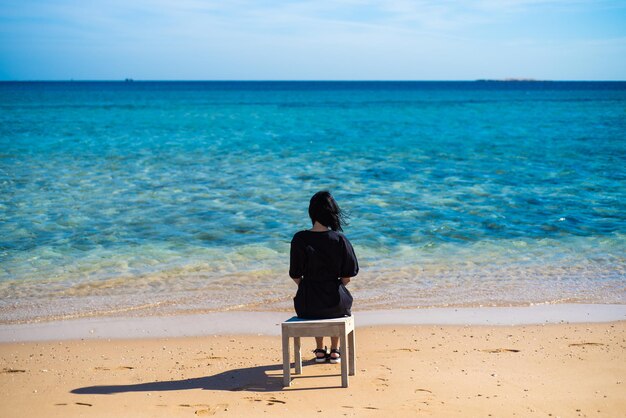 Zijaanzichtportret van een vrouw ontspannende geest op het strand