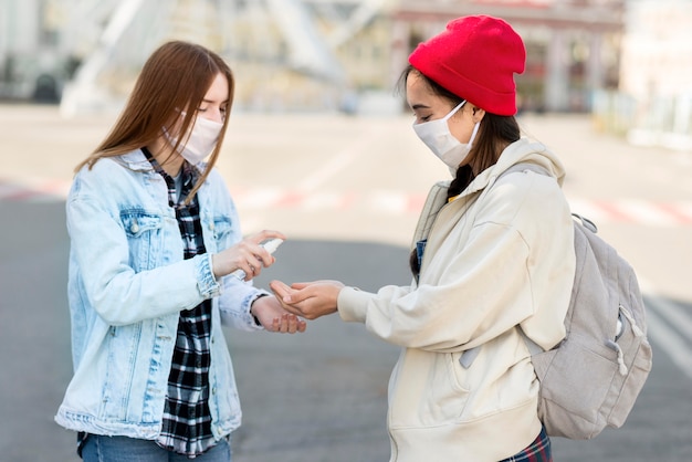 Zijaanzichtvrienden met masker