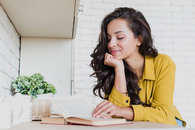 Zijaanzichtvrouw die een boek leest