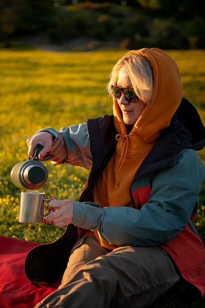 Foto zijaanzichtvrouw die koffie schenkt