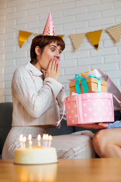 Zijaanzichtvrouw die verjaardag viert