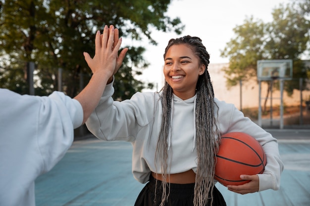 Foto zijaanzichtvrouwen die basketbal spelen