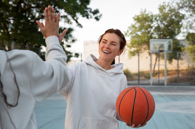 Foto zijaanzichtvrouwen die basketbal spelen