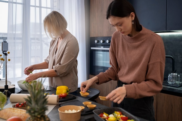 Foto zijaanzichtvrouwen die samen koken