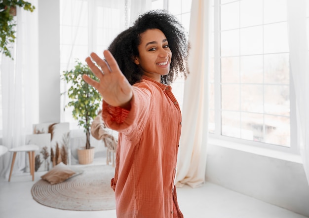 Zijdebeeld vrouw die de vreugde van het loslaten ervaart