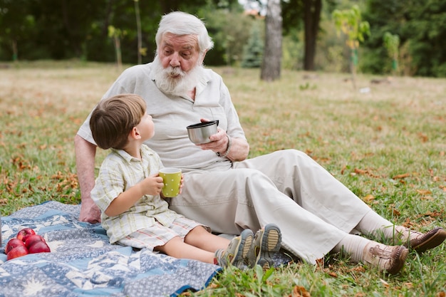 Foto zijdelings uitzicht met opa en kleinzoon