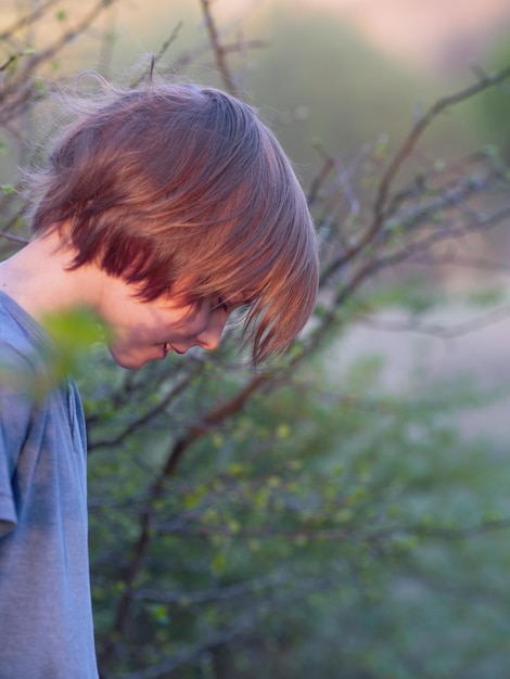 Zijkant van de jongen die naar beneden kijkt