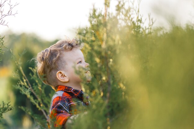 Zijkant van de jongen die wegkijkt op het veld