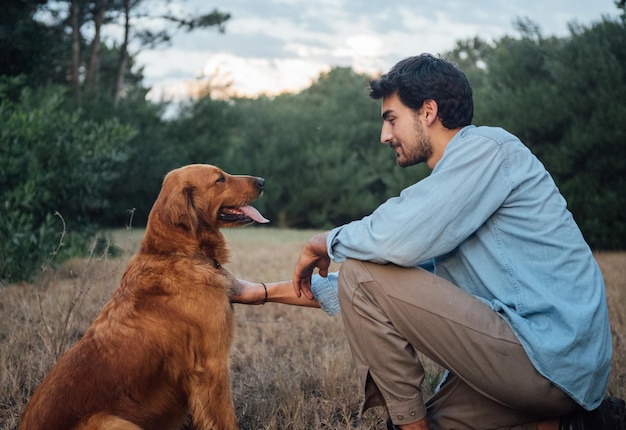 Zijkant van de man met de hond