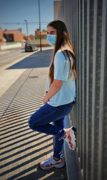 Zijkant van een glimlachende jonge vrouw