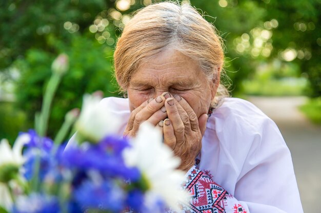 Foto zijkant van een jonge man die een sigaret rookt