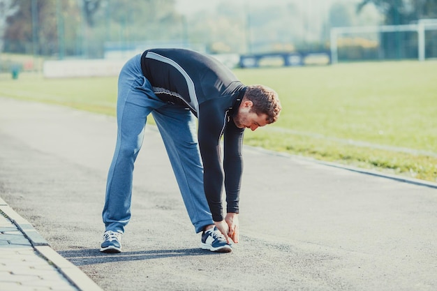 Foto zijkant van een jonge man op de weg in de stad