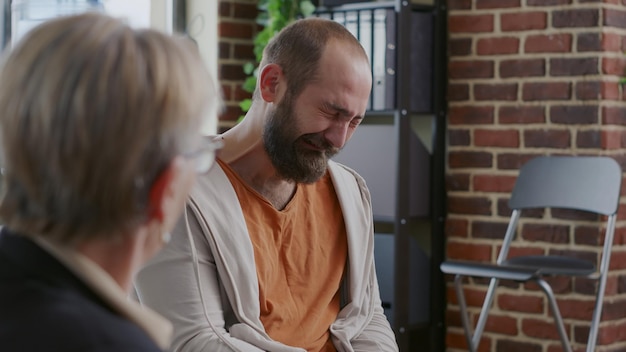 Foto zijkant van een jonge vrouw die een mobiele telefoon gebruikt