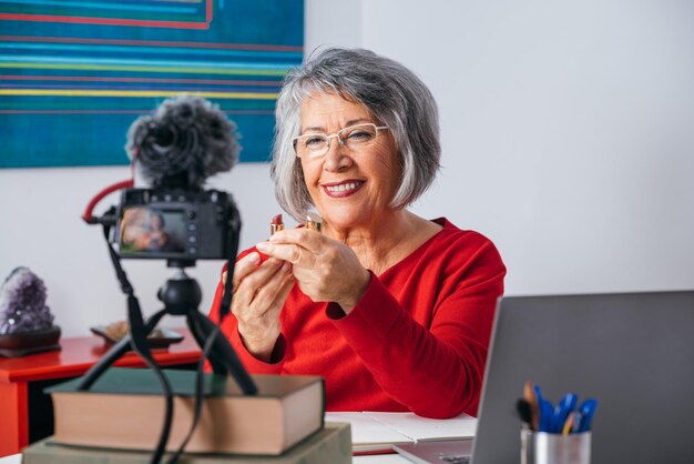 Zijkant van een jonge vrouw die een telefoon gebruikt