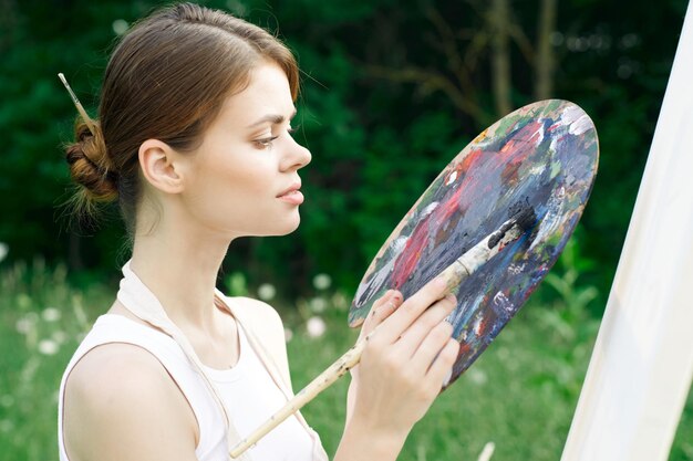 Foto zijkant van een jonge vrouw die met een bal speelt