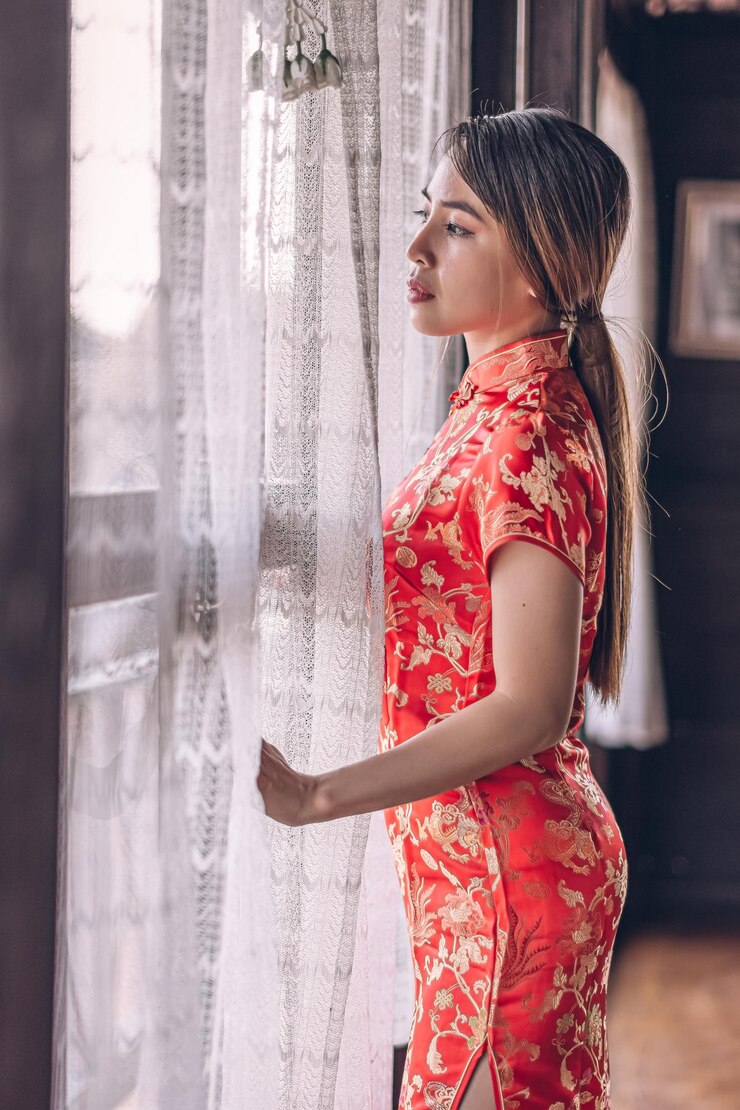 Foto zijkant van een jonge vrouw die naar de camera kijkt