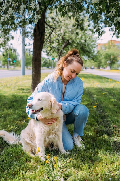 Zijkant van een jonge vrouw die op het gras zit
