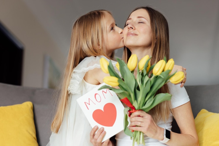 Foto zijkant van een jonge vrouw die sap drinkt