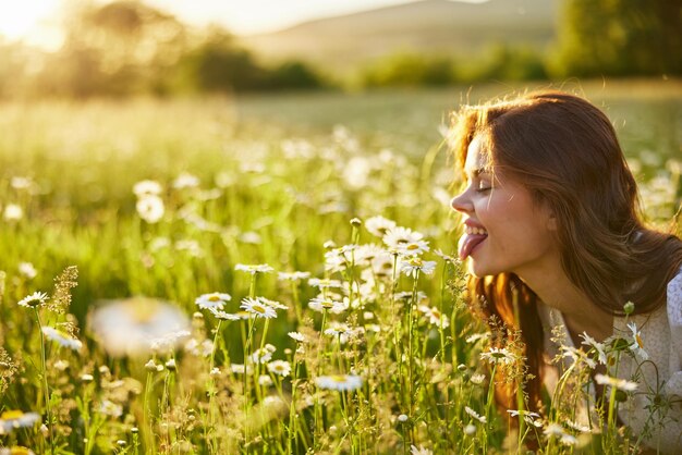 Foto zijkant van een jonge vrouw die te midden van bloemen staat