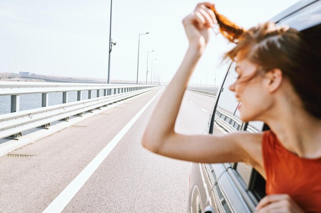 Foto zijkant van een jonge vrouw die tegen de rivier staat