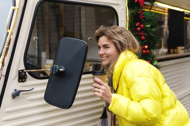 Foto zijkant van een jonge vrouw in de trein