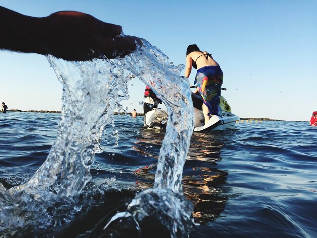 Foto zijkant van een jonge vrouw in de zee