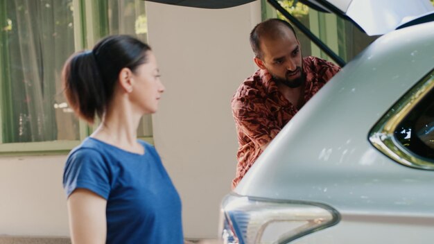 Foto zijkant van een jonge vrouw met een auto