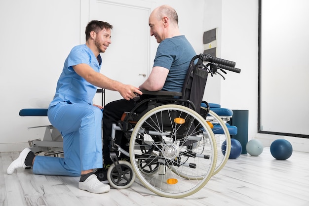 Foto zijkant van een man die in de sportschool oefent