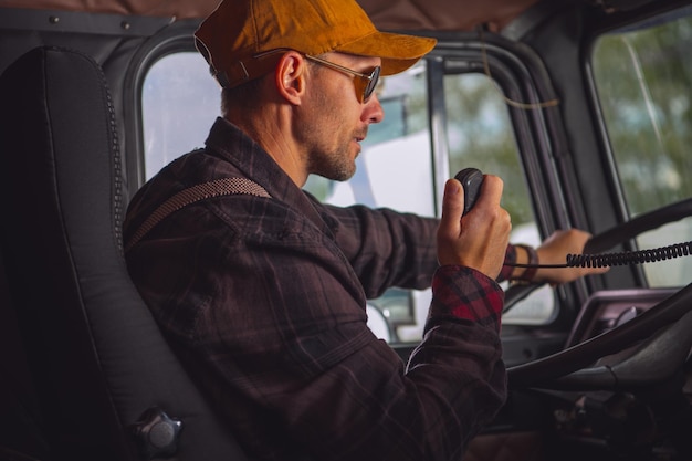 Zijkant van een man die in een auto zit