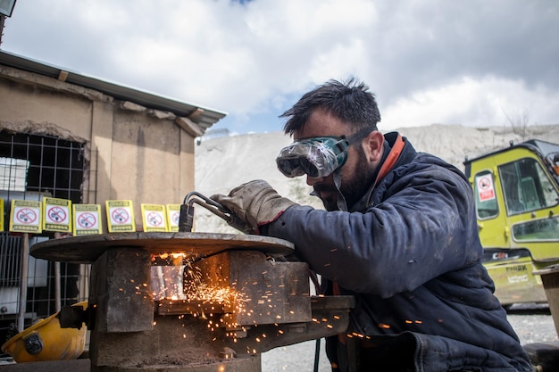 Foto zijkant van een man die in een fabriek werkt