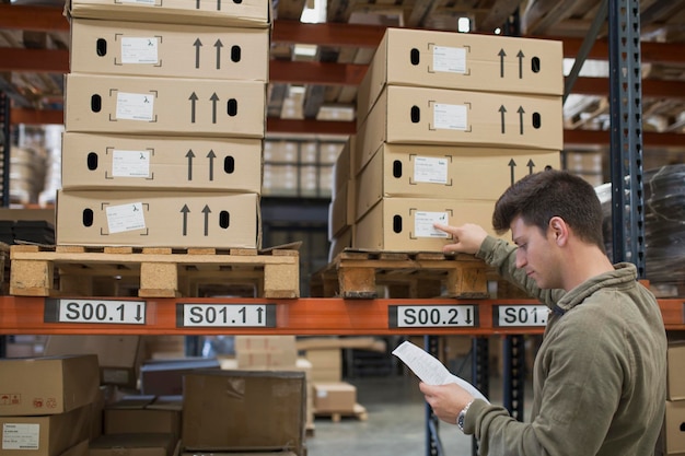 Zijkant van een man die in een fabriek werkt