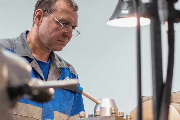 Foto zijkant van een man die in een werkplaats werkt