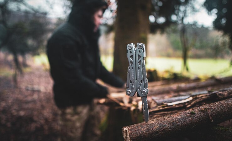 Foto zijkant van een man die in het bos staat