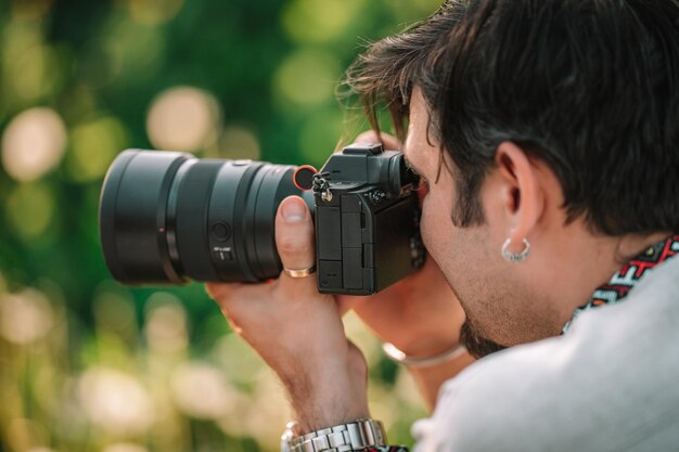 Zijkant van een man die met een camera fotografeert