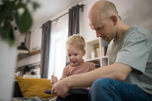 Foto zijkant van een man die thuis zit en een mobiele telefoon gebruikt