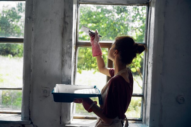 Foto zijkant van een vrouw die bij het raam staat