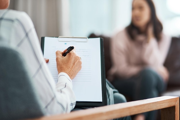 Zijkant van een vrouw die een laptop op kantoor gebruikt