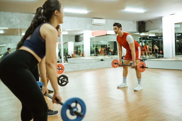 Zijkant van een vrouw die in de sportschool traint