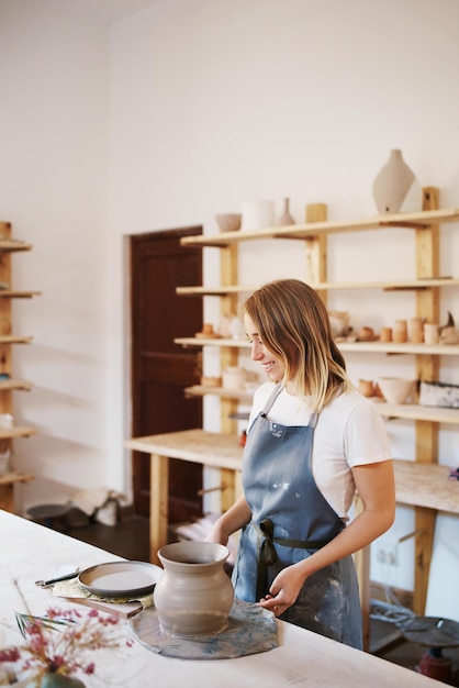 Zijkant van een vrouw die in een werkplaats werkt