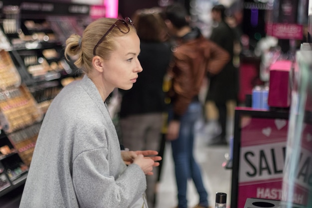 Zijkant van een vrouw die in een winkel staat