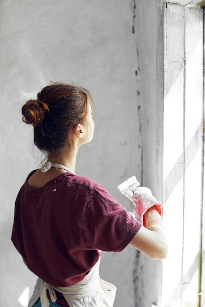 Foto zijkant van een vrouw die tegen een witte muur staat