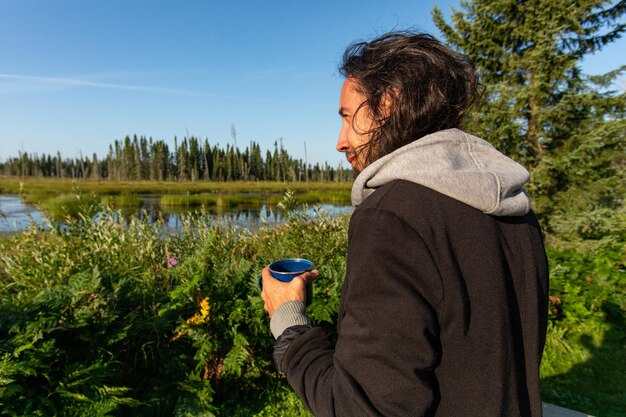 Foto zijkant van een vrouw die tegen planten staat