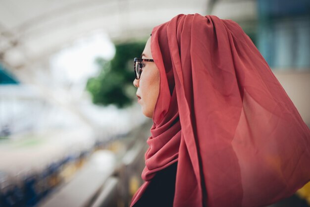 Zijkant van een vrouw met een hoofddoek die naar buiten kijkt