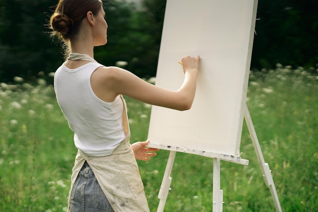 Foto zijkant van een vrouw met een paraplu die op het veld staat