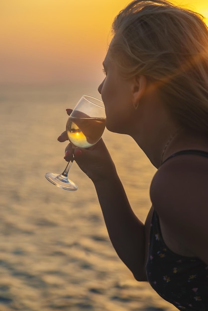 Zijkant van een vrouw met verlichte strijklichten