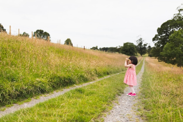 Zijkant van een vrouw op het veld tegen de lucht