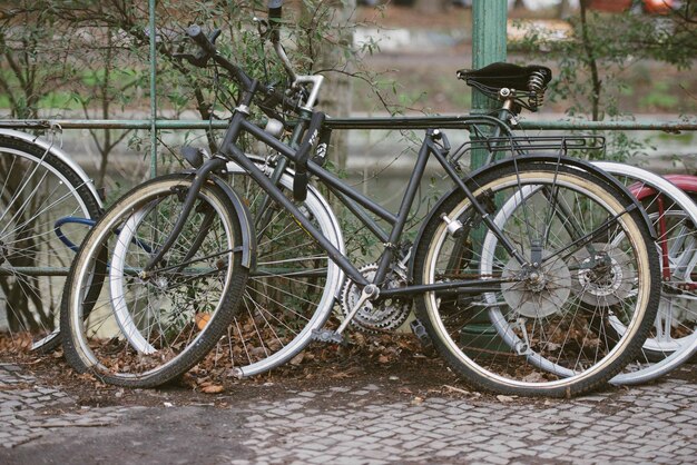 Zijkant van geparkeerde fietsen tegen de reling