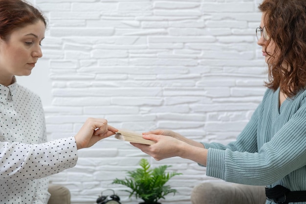 Foto zijkant van jonge vrouw met handen tegen de muur